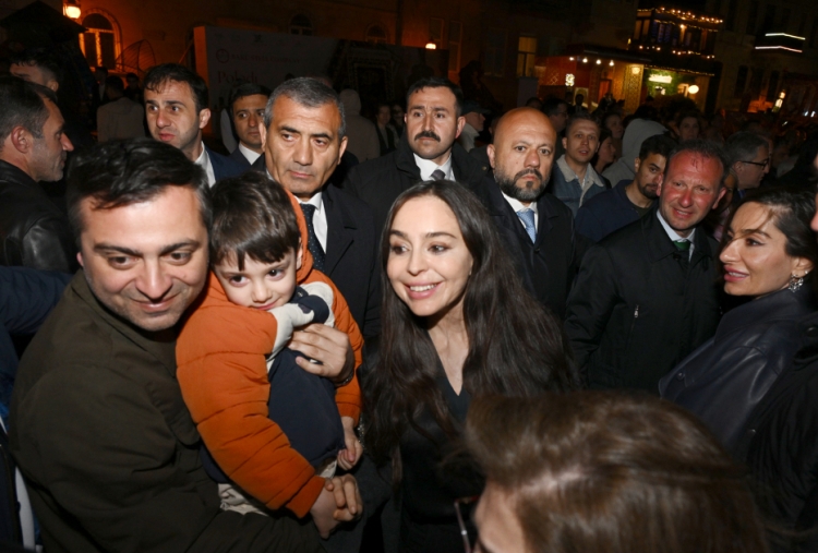 Leyla Əliyeva və Arzu Əliyeva Beynəlxalq Xalça Festivalını ziyarət ediblər -