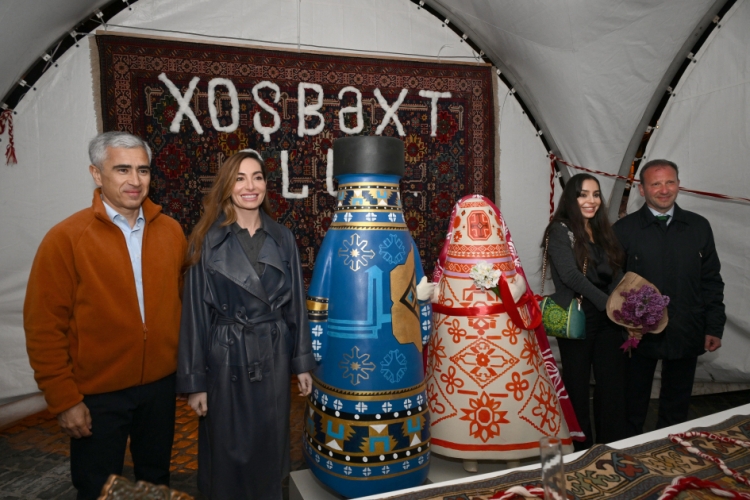 Leyla Əliyeva və Arzu Əliyeva Beynəlxalq Xalça Festivalını ziyarət ediblər -