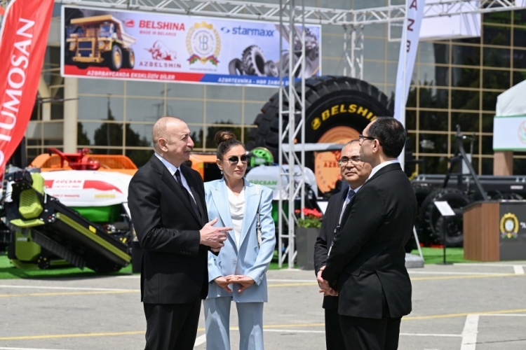 Prezident sərgilərlə tanış olub