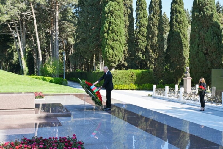 İlham Əliyev və birinci xanım Ulu Öndər Heydər Əliyevin məzarını ziyarət edib