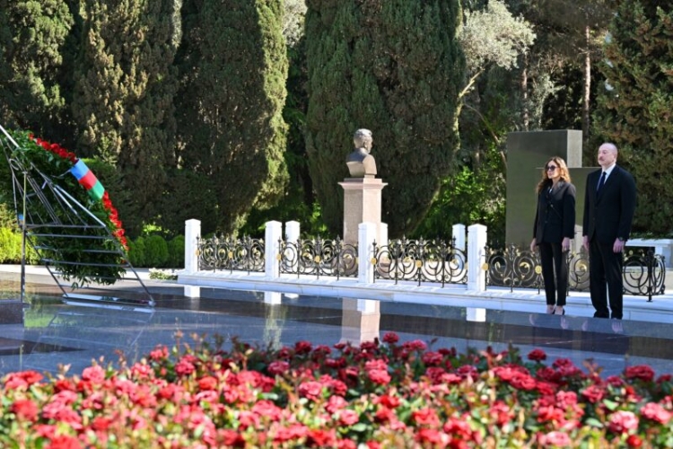 İlham Əliyev və birinci xanım Ulu Öndər Heydər Əliyevin məzarını ziyarət edib