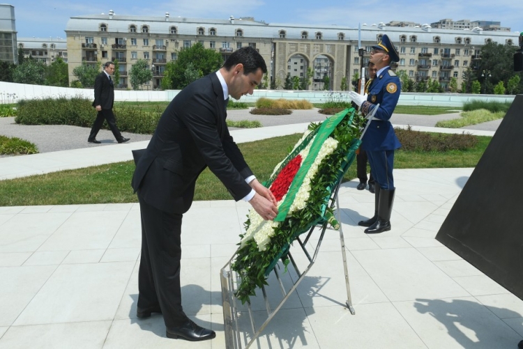 Türkmənistan Prezidenti Zəfər parkında -