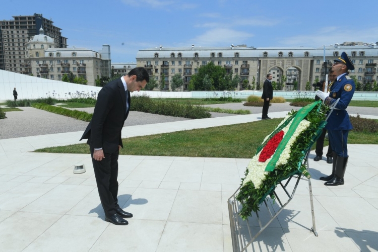 Türkmənistan Prezidenti Zəfər parkında -