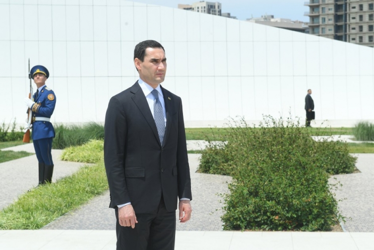 Türkmənistan Prezidenti Zəfər parkında -