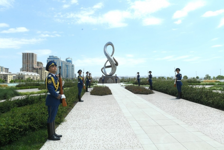Türkmənistan Prezidenti Zəfər parkında -