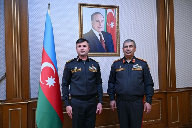 Müdafiə naziri yeni generallara rütbələrini təqdim edib -