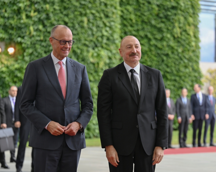 İlham Əliyevin Berlində rəsmi qarşılanma mərasimi keçirilib
